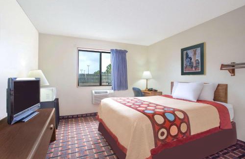 Douglas Hotel | Super 8 by Wyndham Douglas
