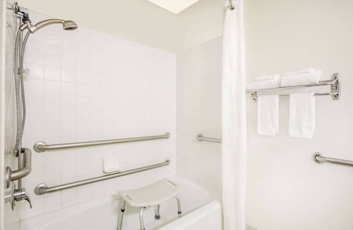 Douglas Hotel | Super 8 by Wyndham Douglas