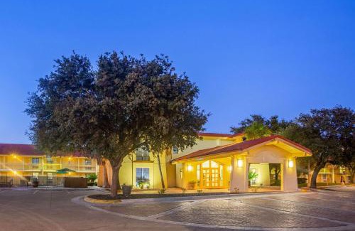Eagle Pass Hotel | Super 8 by Wyndham Eagle Pass