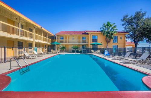 Eagle Pass Hotel | Super 8 by Wyndham Eagle Pass