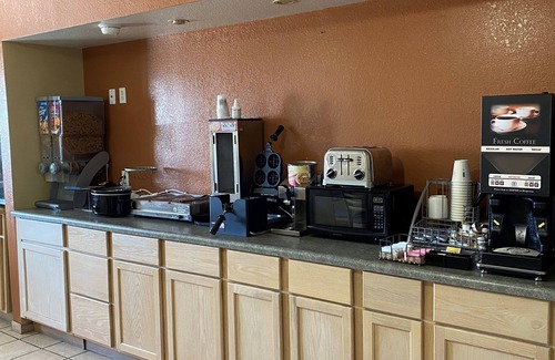 Grinnell Hotel | Super 8 by Wyndham Grinnell IA