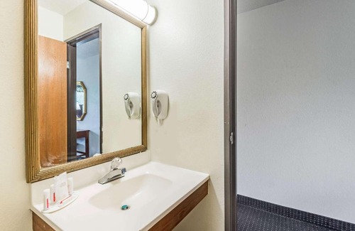North Meadows Hotel | Super 8 by Wyndham Hartford