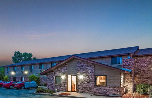 Hartford Hotel | Super 8 by Wyndham Hartford WI