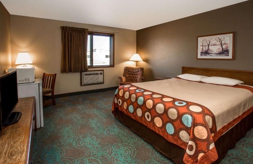 Hartford Hotel | Super 8 by Wyndham Hartford WI