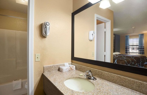 Henryetta Hotel | Super 8 by Wyndham Henryetta