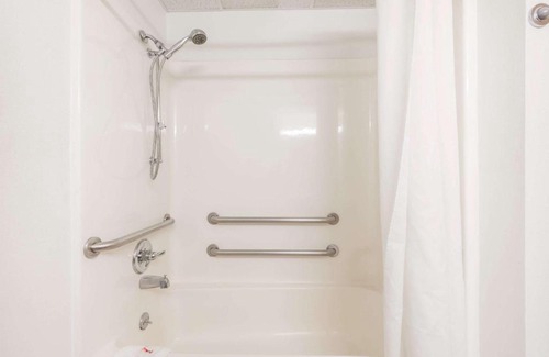 Independence Hotel | Super 8 by Wyndham Independence KS