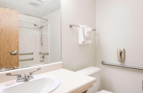 Independence Hotel | Super 8 by Wyndham Independence KS