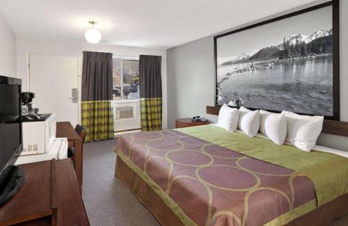 Valleyview Hotel | Super 8 by Wyndham Kamloops East