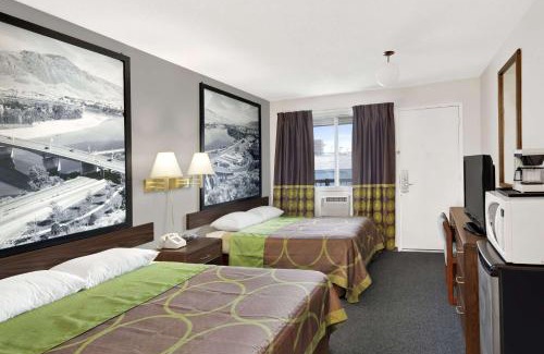 Valleyview Hotel | Super 8 by Wyndham Kamloops East