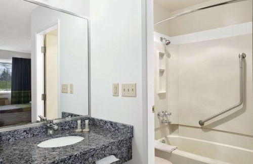 Valleyview Hotel | Super 8 by Wyndham Kamloops East