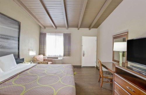 Culver - West Hotel | Super 8 by Wyndham Los Angeles-Culver City Area