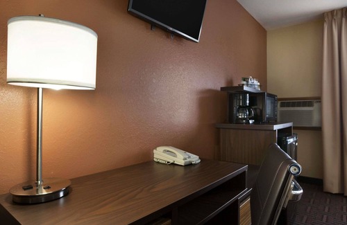 Mount Vernon Hotel | Super 8 by Wyndham Mt. Vernon IL
