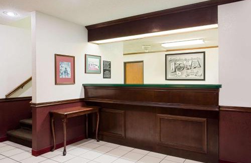 New Hampton Hotel | Super 8 by Wyndham New Hampton
