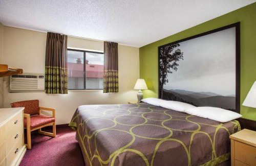 Salem Hotel | Super 8 by Wyndham Salem VA