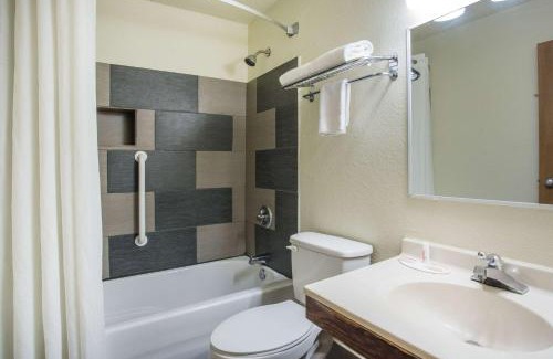 Salem Hotel | Super 8 by Wyndham Salem VA