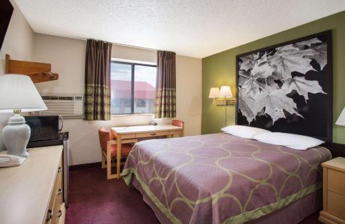 Salem Hotel | Super 8 by Wyndham Salem VA
