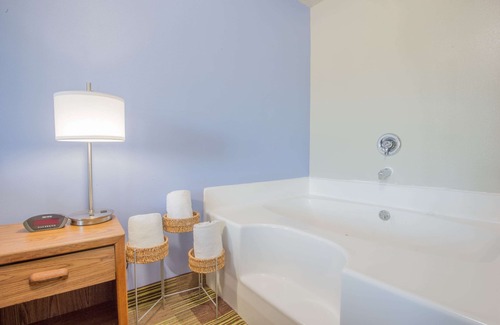Toledo Hotel | Super 8 by Wyndham Toledo