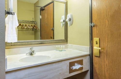 Troy Hotel | Super 8 by Wyndham Troy IL/St. Louis Area