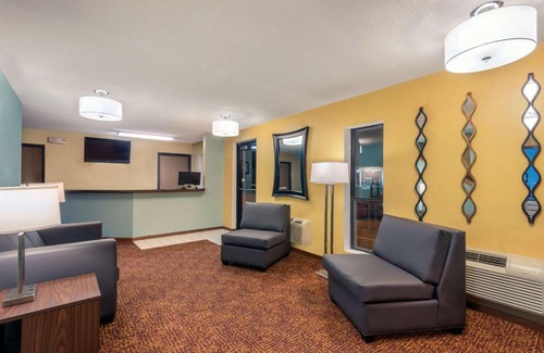 Wa Keeney Hotel | Super 8 by Wyndham Wakeeney