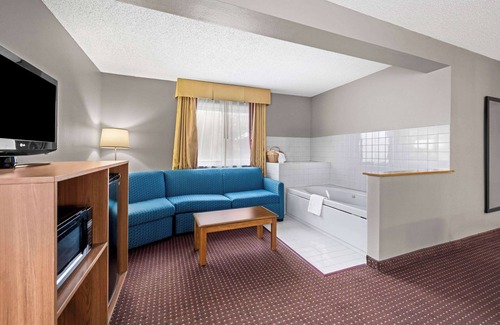 Waverly Hotel | Super 8 by Wyndham Waverly