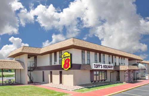 Windsor Hotel | Super 8 by Wyndham Windsor/Madison North