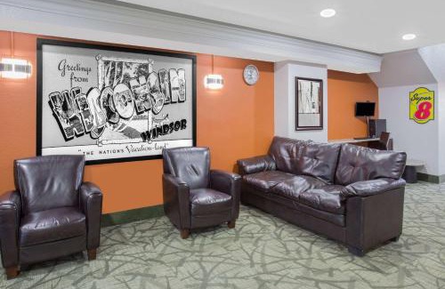 Windsor Hotel | Super 8 by Wyndham Windsor/Madison North