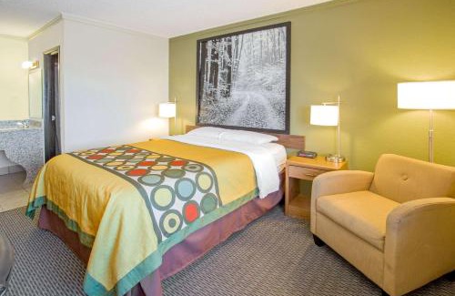 Windsor Hotel | Super 8 by Wyndham Windsor/Madison North