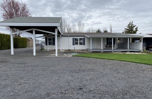 Lewiston House | Super Clean, Cozy 3 Bedroom 2 Bath, Sleeps 6 close to Hereth Park
