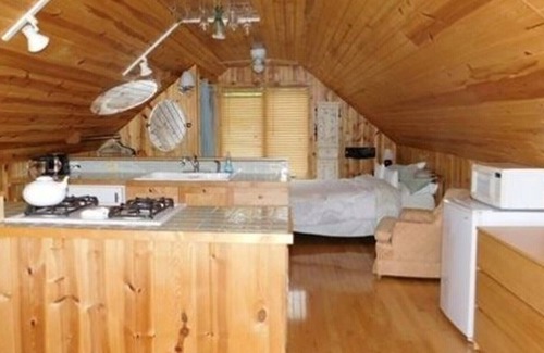 Maple City House | Super cute loft on the lake!