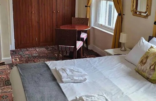 Mynydd Isa House | Super King Room Bath Only Free Wi-Fi TV Mold