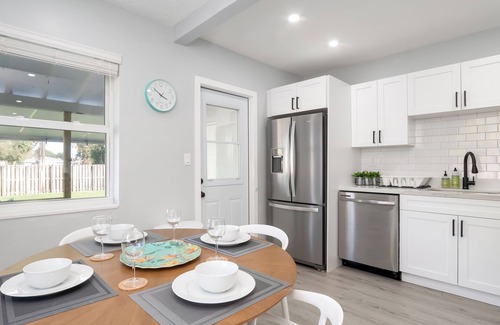 Hallandale Beach House | Super Modern ~3 miles to Beach~ Large Yard/Patio & BBQ