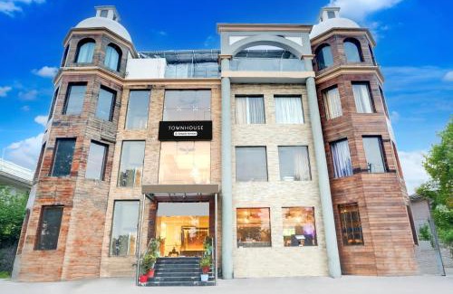 Thanesar Hotel | Super Townhouse Brahma Sarovar Formerly Krishna mahal