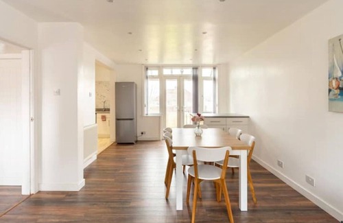 Acresford House | Superb 3 Bed Sleeps 7 Families/Contractors NEC