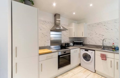 Acresford House | Superb 3 Bed Sleeps 7 Families/Contractors NEC