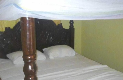 Manyimbo House | Superb accommodation with swimming pool ,wifi , available for short and long let
