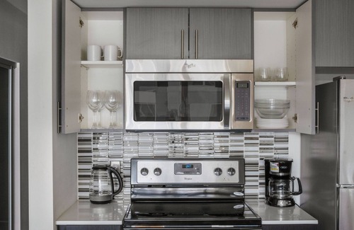 Northeast Bellevue Apartment | Superb Bellevue Jr 1BR w/Garden & Wine Lockers, nr Bars, by Blueground