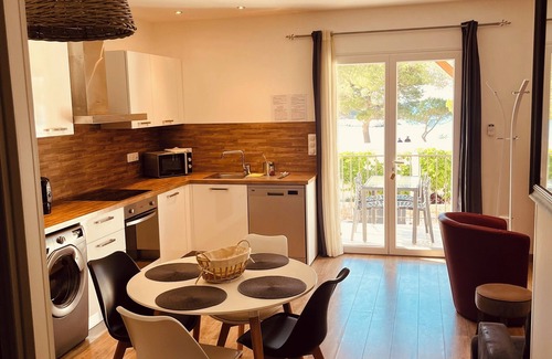 Galeria House | Superior apartment 2 bedrooms sea view in front of the beach