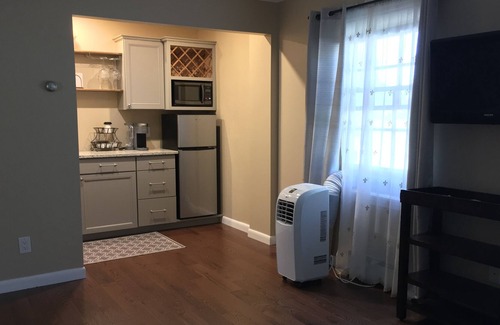 Williston North House | Superior Suite with Queen Bed, Living Room, Kitchen, Private bathroom