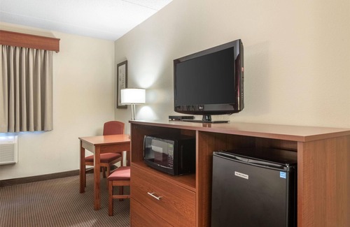 Litchfield Hotel | SureStay Plus Hotel by Best Western Litchfield