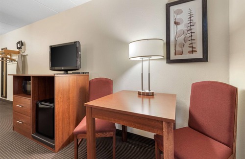 Litchfield Hotel | SureStay Plus Hotel by Best Western Litchfield