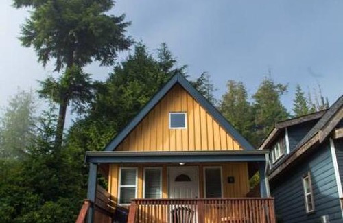 Ucluelet House | Surf Haven, Lofted Cozy Cabin Minutes to Beach