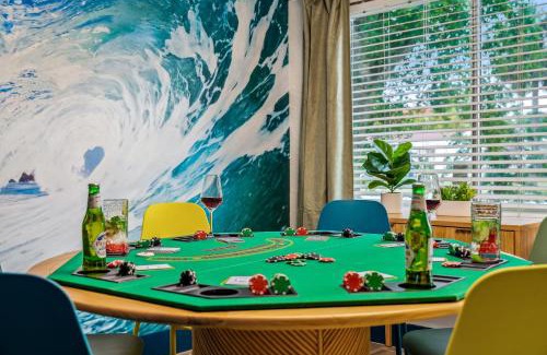Pompano Beach House | Surfari Pompano! Heated Pool Home 9 Mins To Beach