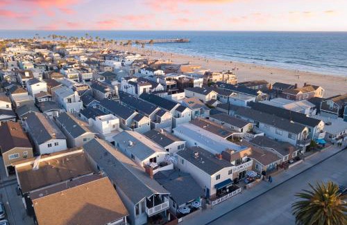 West Newport Apartment | Surfrider II by AvantStay Walk to the Beach Balcony