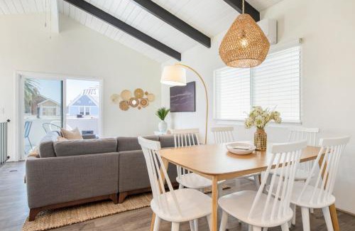 West Newport Apartment | Surfrider II by AvantStay Walk to the Beach Balcony