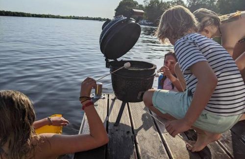 Oud Ade Boat Rental | Surla houseboat "Aqua Zen" Kagerplassen with tender