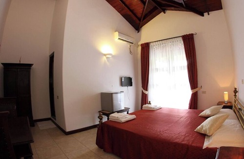 Elpitiya Bed & Breakfast | Surrounded by lush greenery, offers homely and comfortable accommodation.