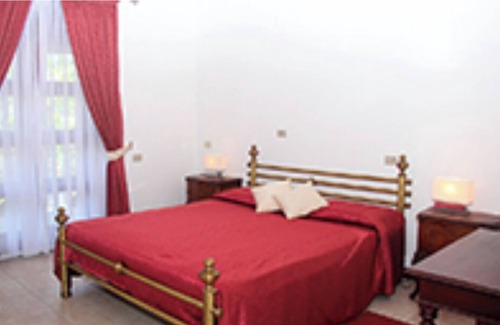 Elpitiya Bed & Breakfast | Surrounded by lush greenery, offers homely and comfortable accommodation.