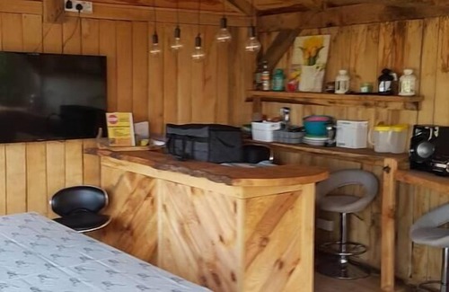 Hatherton House | Sutton Coldfield 2-Bed Caravan, Parking & Bar-B-Q