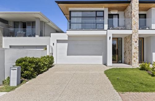 Henley Beach South House | Swainson on Lexington - 200m to Beach!