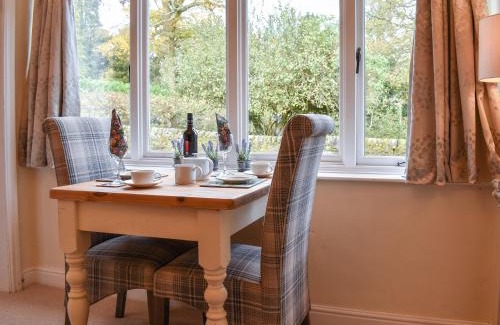 Middle Mayfield House | Swallows - Uk41742